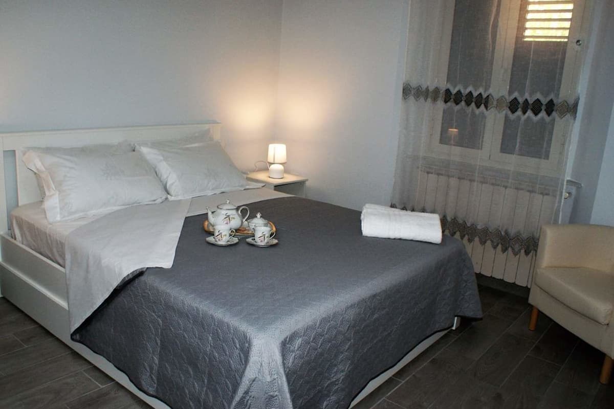 Habitación cuádruple de lujo | Edredones de plumas, minibar, mobiliario individual y escritorio