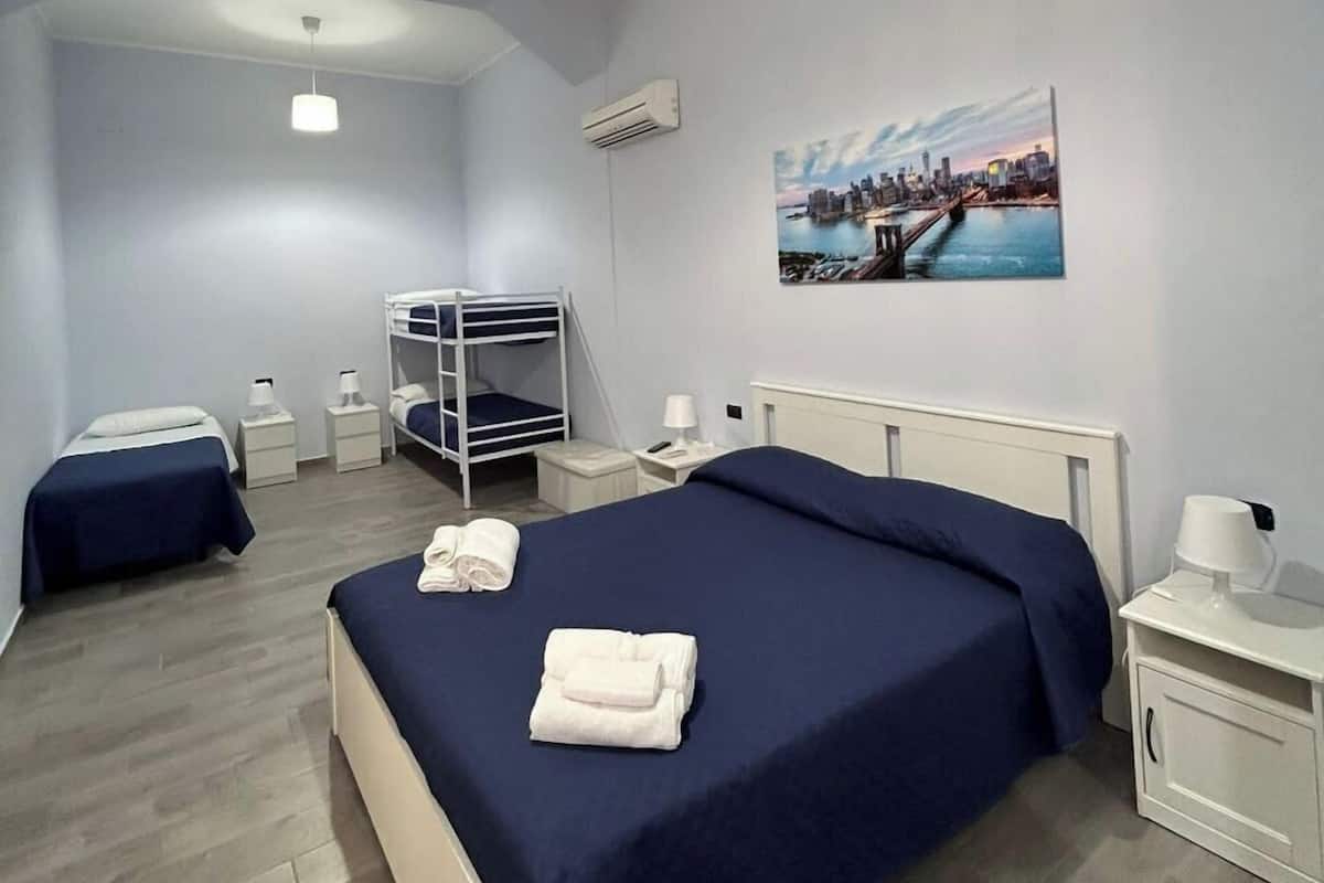 Habitación familiar | Edredones de plumas, minibar, mobiliario individual y escritorio