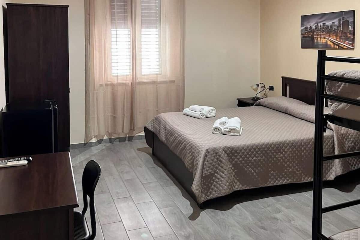 Habitación cuádruple básica | Edredones de plumas, minibar, mobiliario individual y escritorio