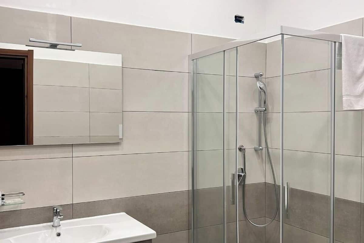 Ducha, artículos de higiene personal gratuitos y secador de pelo