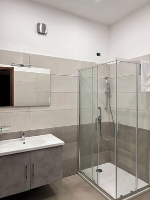 Shower, free toiletries, hair dryer, bathrobes - B&B Metropolitan RC (Reggio Calabria)