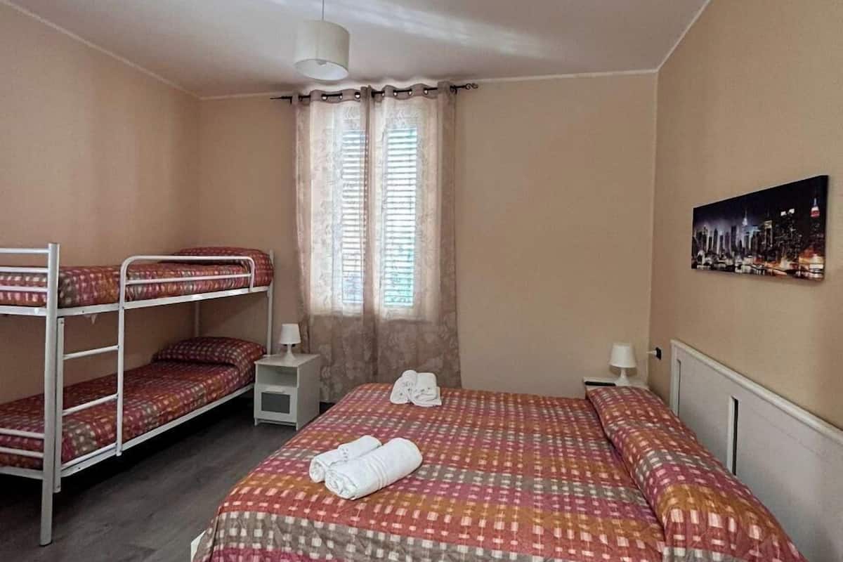 Habitación cuádruple básica | Edredones de plumas, minibar, mobiliario individual y escritorio