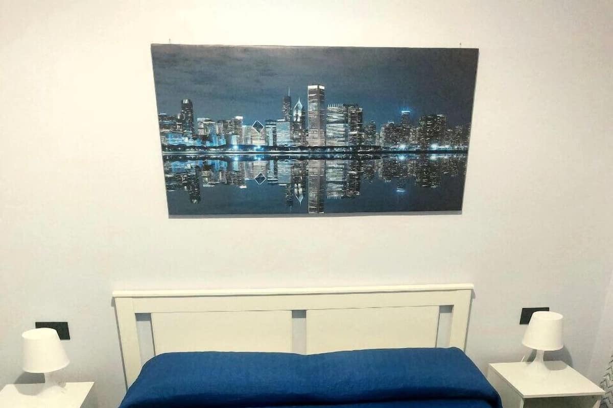 Habitación básica doble | Edredones de plumas, minibar, mobiliario individual y escritorio