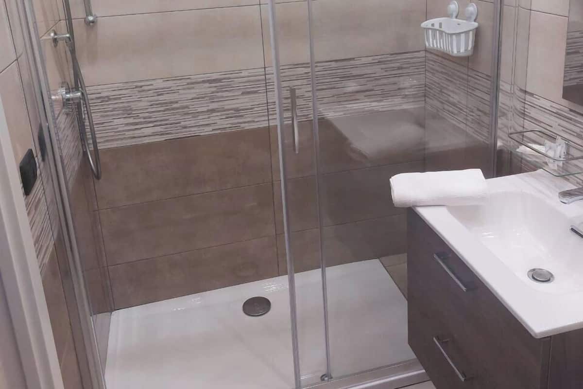 Habitación básica doble | Baño | Ducha, artículos de higiene personal gratuitos y secador de pelo