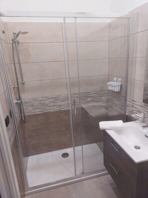 Basic-Doppelzimmer | Badezimmer