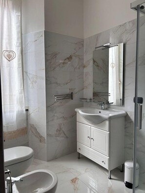 Family Room | Down comforters, minibar, individually furnished, desk - B&B Metropolitan RC (Reggio Calabria)