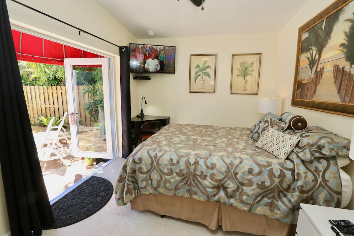 Premium bedding, in-room safe, individually decorated