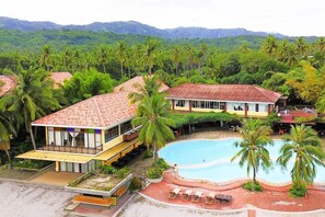 Una piscina cubierta, una piscina al aire libre