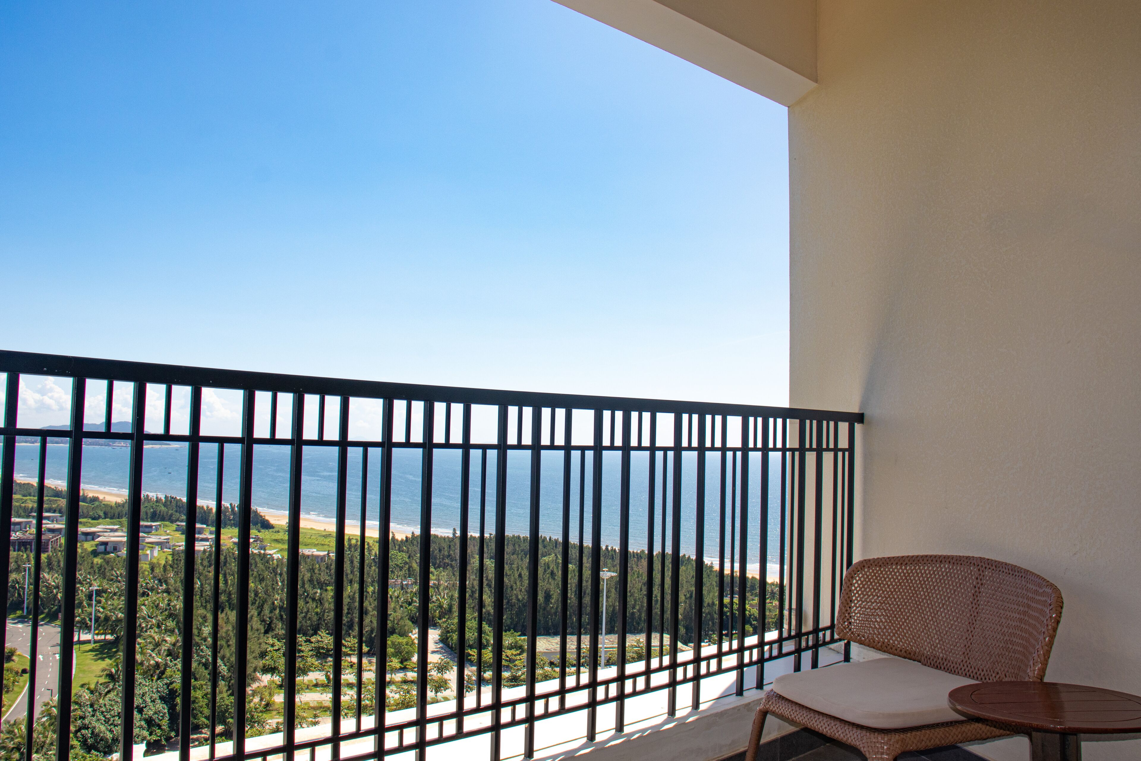 Zimmer, 1 King-Bett, Balkon, eingeschränkter Meerblick | Daunenbettdecken, Minibar, Zimmersafe, Verdunkelungsvorhänge