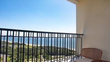 Zimmer, 1 King-Bett, Balkon, eingeschränkter Meerblick | Daunenbettdecken, Minibar, Zimmersafe, Verdunkelungsvorhänge