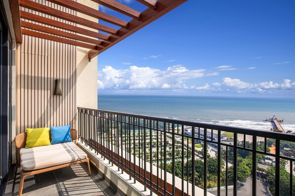 Down comforters, minibar, in-room safe, blackout drapes - Four Points by Sheraton Wuchuan, Loong Bay (Zhanjiang)