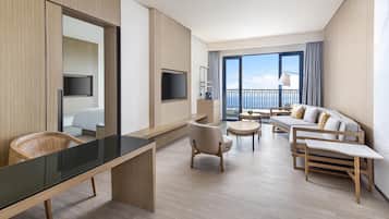 套房, 1 間臥室, 露台, 海景 (View) | 客廳 | 50 吋LCD 電視連衛星電視頻道、電視
