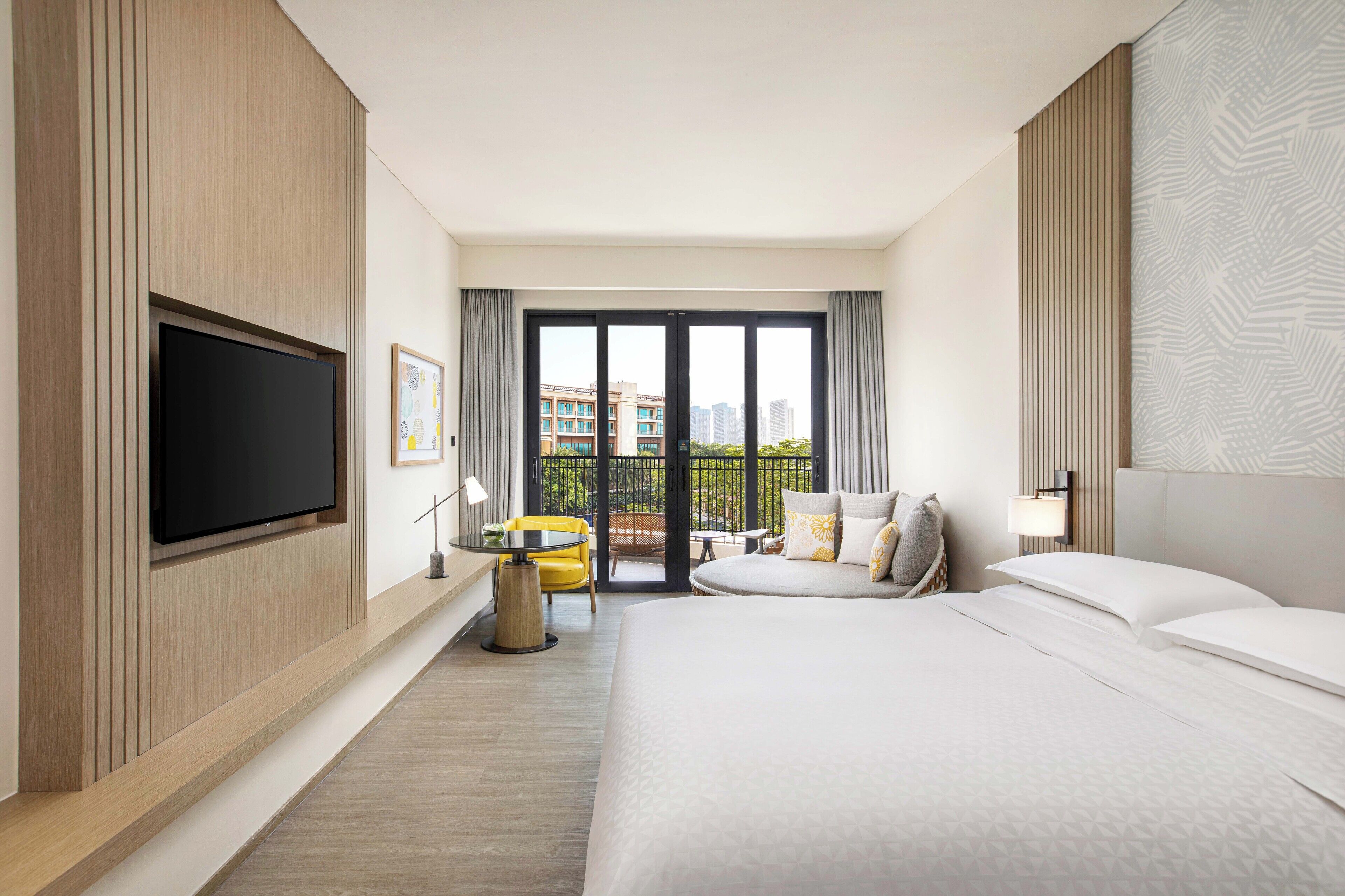 Quarto, 1 cama King, sacada | Edredons de pluma, frigobar, cofres nos quartos, cortinas blackout