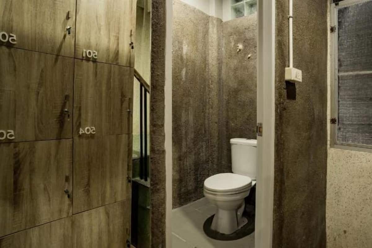 Phòng tắm | Buồng tắm vòi sen, máy sấy tóc, khăn tắm, xà phòng