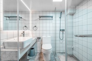 Comfort-Doppelzimmer, 1 Queen-Bett | Badezimmer | Dusche, kostenlose Toilettenartikel, Haartrockner, Hausschuhe