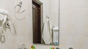 Habitación Business individual | Ropa de cama de alta calidad y espacio para trabajar con un portátil
