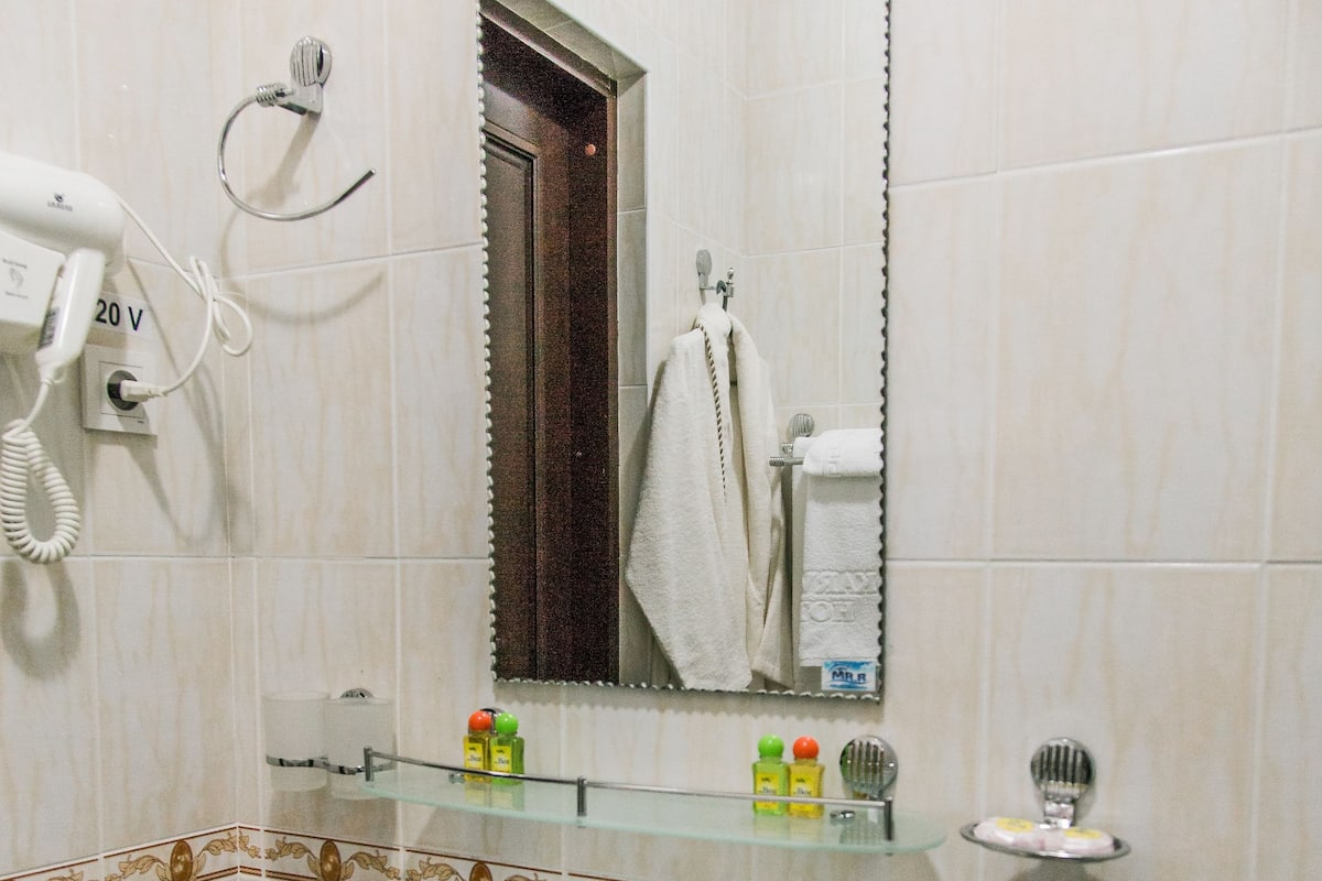 Business Single Room | Premium bedding, laptop workspace, blackout drapes, soundproofing