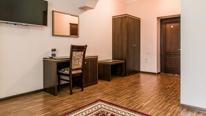 Habitación Deluxe con 1 cama doble o 2 individuales | Ropa de cama de alta calidad y espacio para trabajar con un portátil
