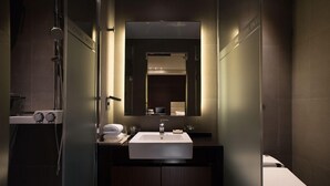 A modern bathroom with a large mirror, a sink, and a toilet. - Stellar Hotel (Incheon)