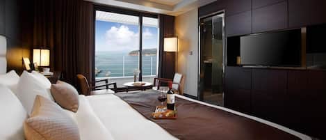 Chambre avec lits jumeaux, balcon | Couette en duvet, bureau, rideaux dâobscurcissement