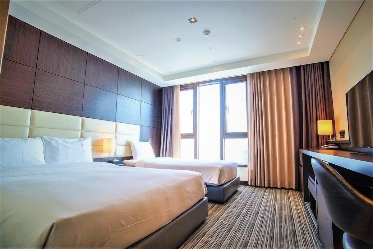 Down comforters, desk, blackout drapes, WiFi (free)
