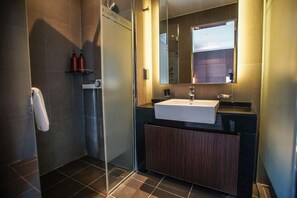 淋浴设施、免费洗浴用品、吹风机、拖鞋