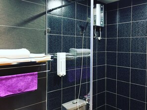 Quarto casal clássico, 3 quartos, vista para a cidade | Banheiro | Chuveiro, chuveiro com efeito de chuva, produtos de toalete grátis 