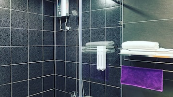 Kamar Double Klasik, 3 kamar tidur, pemandangan kota | Kamar mandi | Shower, pancuran hujan, perlengkapan mandi gratis, dan pengering rambut