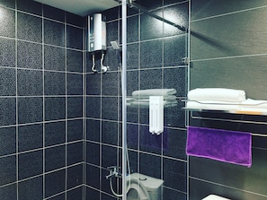Classic Double Room, 3 Bedrooms, City View | Bathroom - Sunset Tamsui (New Taipei City)