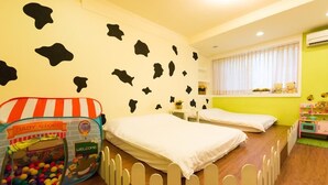 クラシック 4 人部屋 | デスク、WiFi (無料)、客室ごとに異なる装飾、客室ごとに異なるインテリア