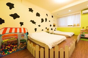 Habitación cuádruple clásica | Decoración individual, mobiliario individual, escritorio y wifi gratis