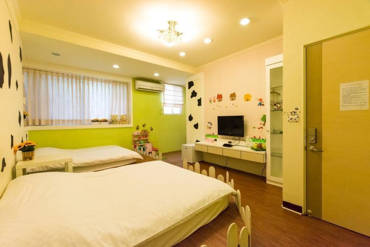 Habitación cuádruple clásica | Decoración individual, mobiliario individual, escritorio y wifi gratis