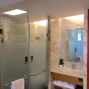 Chambre Double Deluxe, non-fumeurs | Salle de bain | Douche, articles de toilette gratuits, sèche-cheveux, chaussons