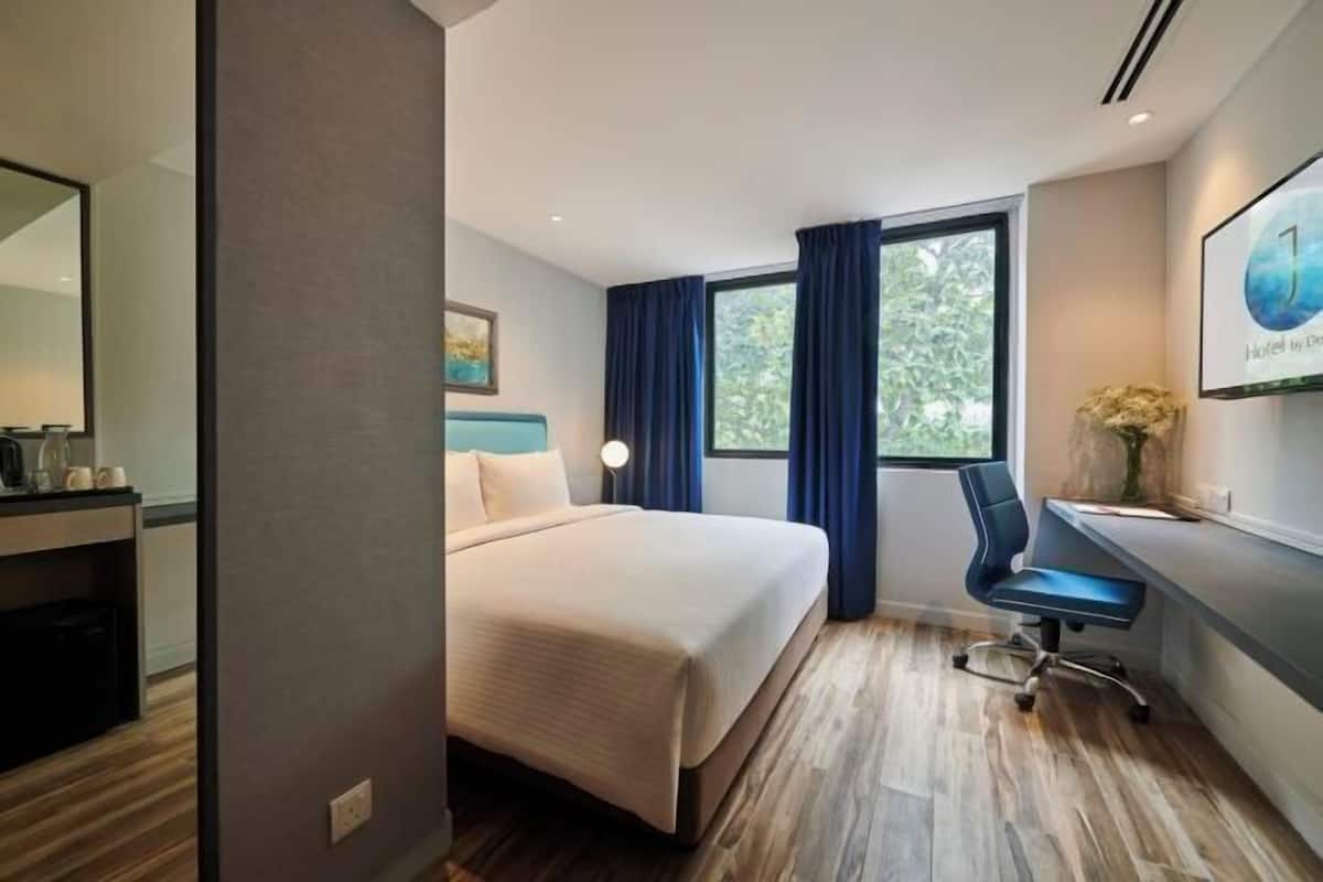 Minibar, in-room safe, desk, iron/ironing board
