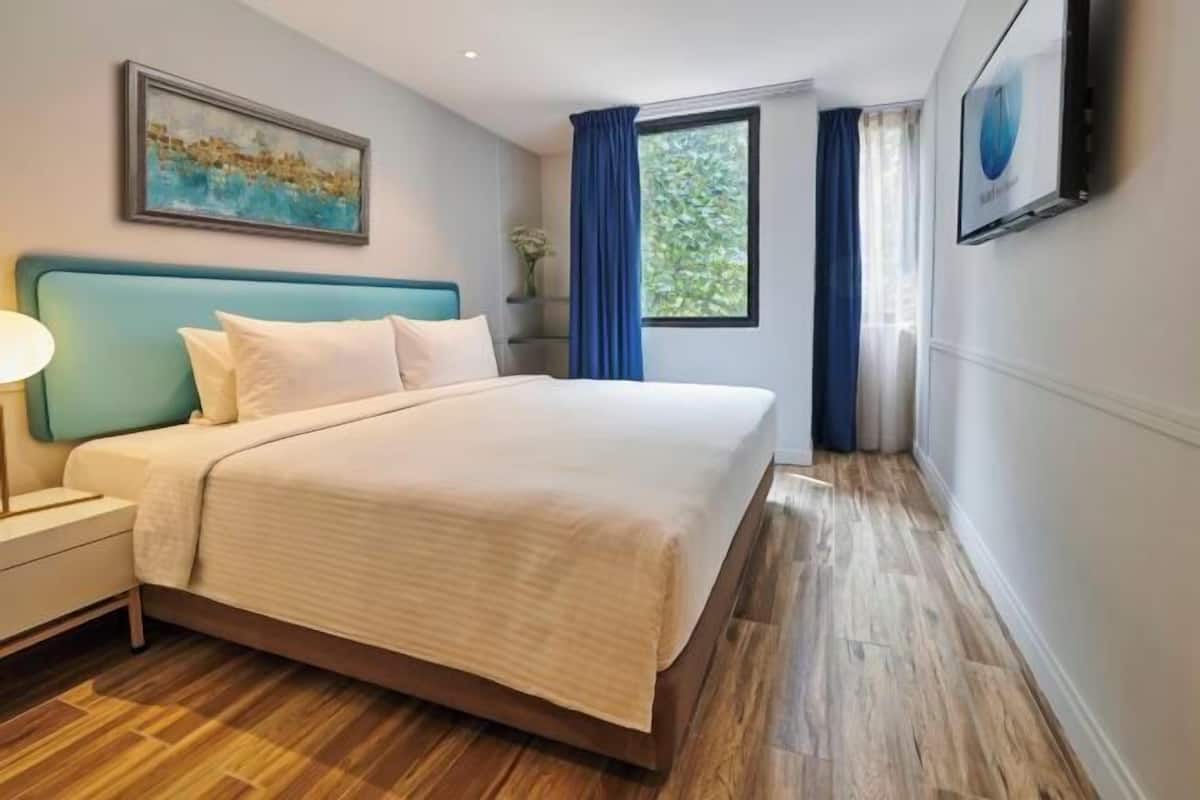 Minibar, in-room safe, desk, iron/ironing board