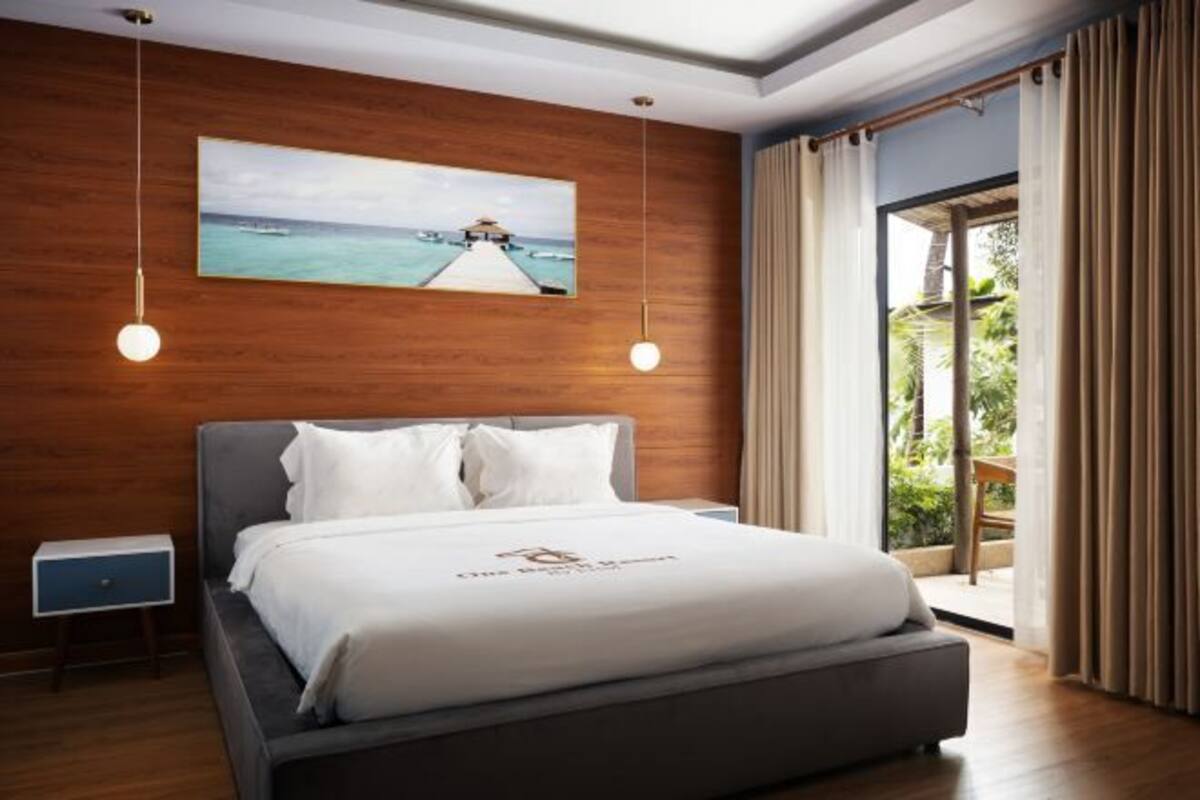 Minibar, escritorio y espacio para trabajar con laptop