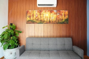 Two Bedrooms Private Villa | 2 phòng ngủ, minibar, bàn, khu vực làm việc phù hợp cho laptop