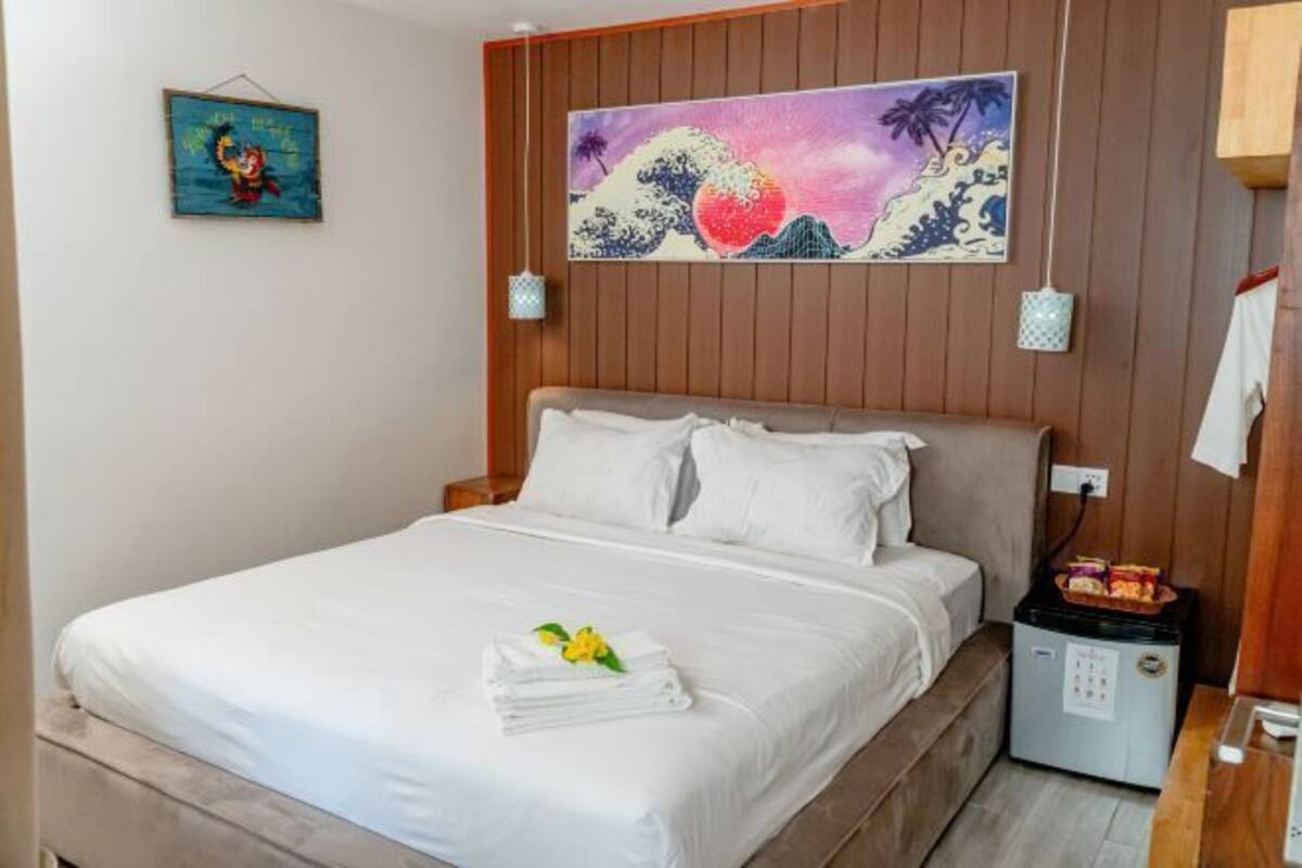 Minibar, escritorio y espacio para trabajar con laptop