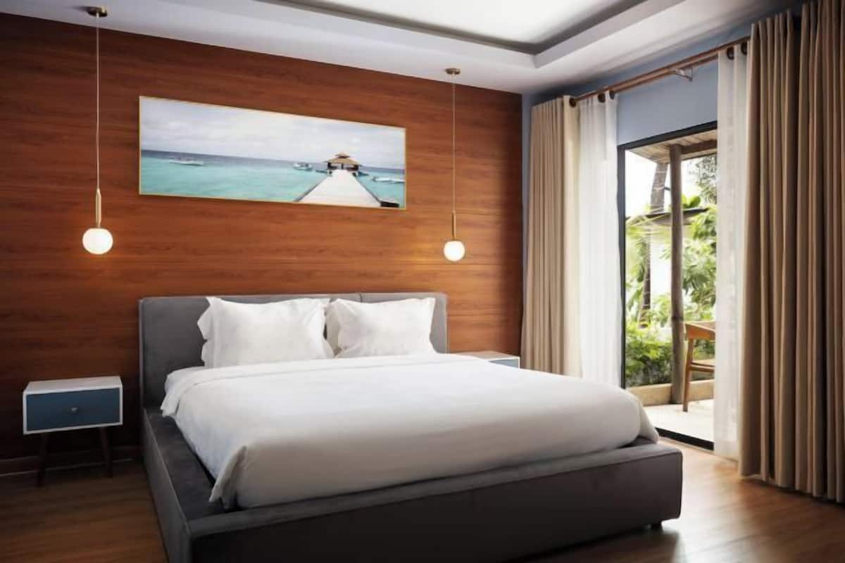 2 bedrooms, minibar, desk, laptop workspace
