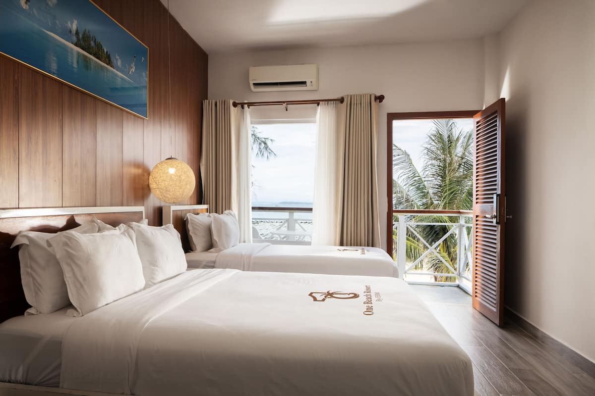 2 bedrooms, minibar, desk, laptop workspace