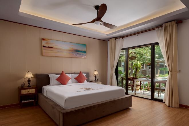 Minibar, desk, iron/ironing board, rollaway beds