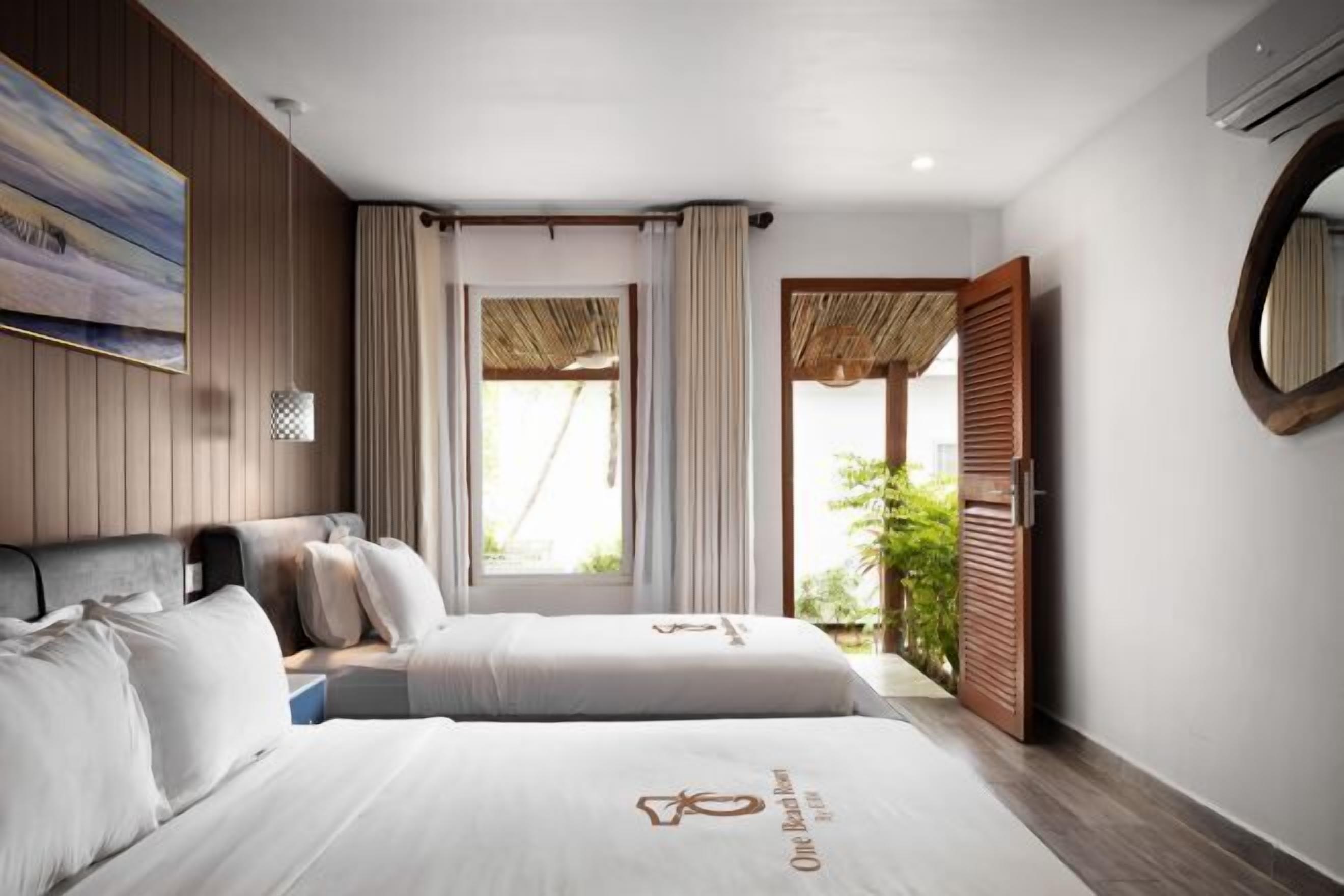 Minibar, una scrivania, postazione laptop, ferro/asse da stiro