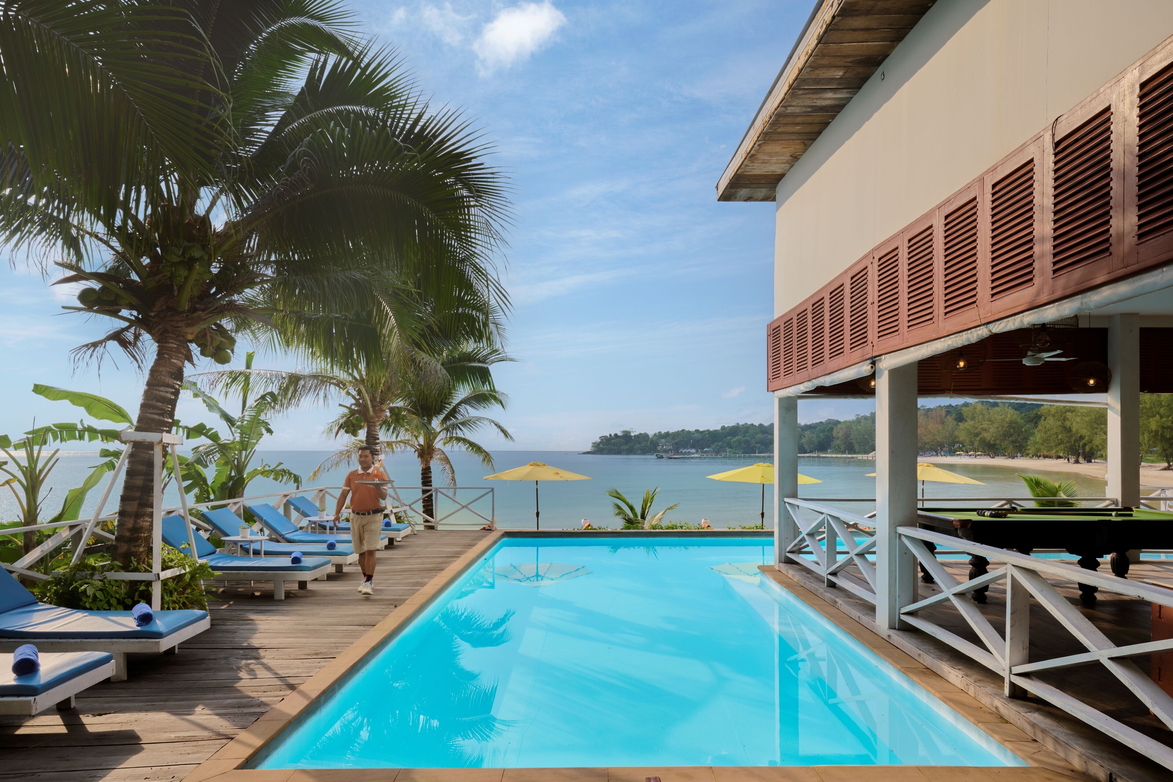 Outdoor pool, pool umbrellas, sun loungers