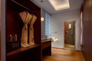 Dusche, Regendusche, Haartrockner, Bademäntel