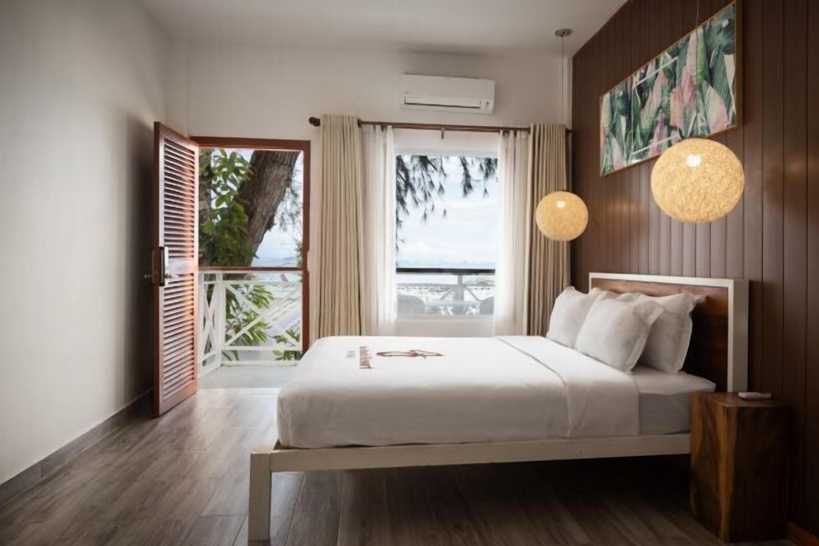 Minibar, una scrivania, postazione laptop, ferro/asse da stiro