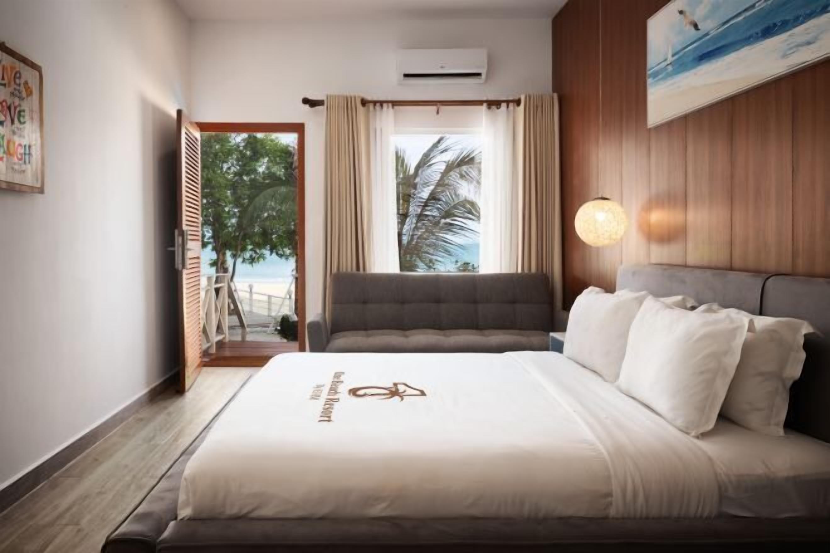 Minibar, una scrivania, postazione laptop, ferro/asse da stiro