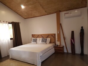 Deluxe Suite, 1 King Bed, Pool View