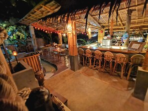 Poolside bar - La Colonial Resort - Adults Only (El Nido)