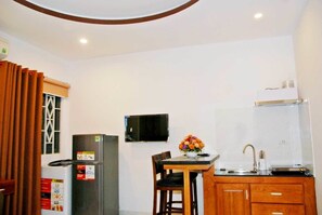 Großer Kühlschrank, Herdplatte, Wasserkocher, Reiskocher