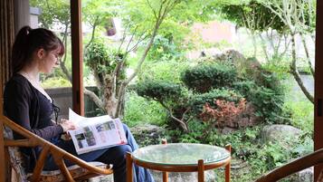 離れ (ファミリールーム) 禁煙 | ミニバー、セーフティボックス (室内)、ノートパソコン用作業スペース、アイロン / アイロン台